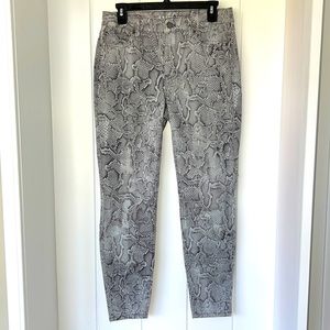White House Black Market Snakeskin Gray and White Print, The Skinny Ankle Size 6
